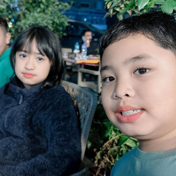 <p>Di tengah kesibukkannya sebagai mahasiswi, Oki tetap menempatkan keluarga sebagai prioritas. Ia selalu&nbsp;meluangkan&nbsp;waktu bersama anak-anaknya.&nbsp;(Foto: Instagram @okisetianadewi)</p>