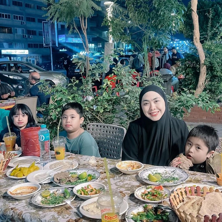 <p>Oki Setiana Dewi kini menetap di Kairo, Mesir, untuk melanjutkan pendidikan Magister (S2) di Universitas Al-Azhar. Namun, tidak sendiri, ia turut membawa empat anaknya untuk tinggal dan bersekolah di kota yang sama. (Foto: Instagram @okisetianadewi)</p>