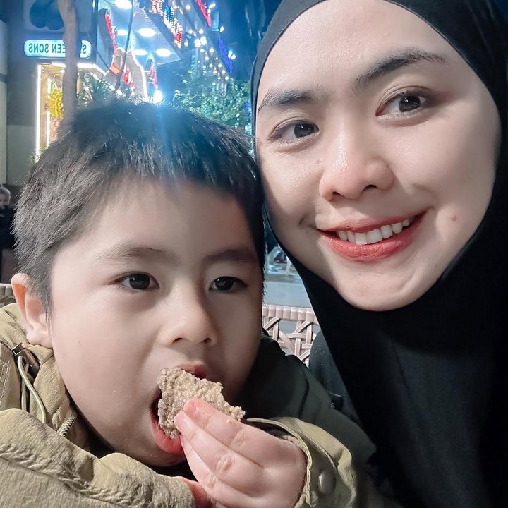 <p>Belum lama ini, kebersamaan itu kembali diabadikan melalui momen hangat bersama ketiga anaknya, termasuk Sulaiman, saat menikmati suasana malam di Kairo. Momen ini dibagikan langsung melalui unggahan terbaru di akun Instagram pribadinya.&nbsp;&nbsp;(Foto: Instagram @okisetianadewi)</p>