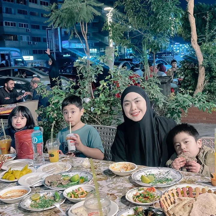 <p>Dalam foto yang diunggah, Oki tampak menikmati keindahan malam kota Kairo sambil menikmati makan bersama anak-anak. &ldquo;Malam Kairo,&rdquo; tulis Oki, dikutip dari laman Instagram <em>@okisetianadewi,</em> Rabu (17/12/2025).&nbsp;(Foto: Instagram @okisetianadewi)</p>