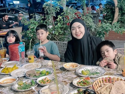 Momen Manis Oki Setiana Dewi Nikmati Suasana Malam di Kairo Bareng Tiga Anak, Termasuk Sulaiman