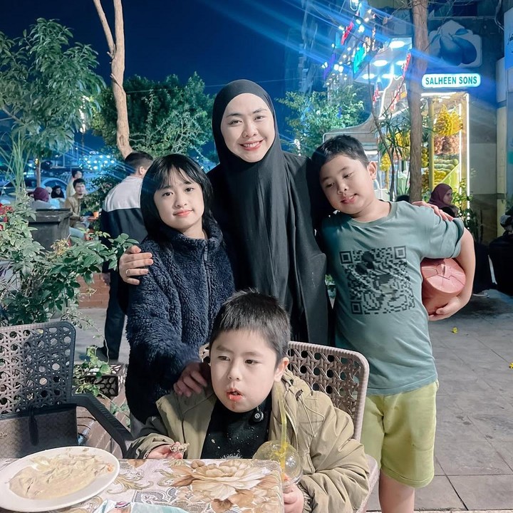 <p>Tak hanya itu, Oki juga menyampaikan rasa syukur atas kesempatan yang ia jalani saat ini. &ldquo;Terima kasih ya Rabb, telah memberikan kami kesempatan hidup di tengah orang-orang saleh, serta kesempatan untuk terus menuntut ilmu,&rdquo; ungkapnya.&nbsp;(Foto: Instagram @okisetianadewi)</p>