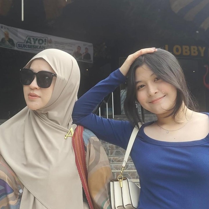 <p>Kehidupan para artis Tanah Air memang selalu menarik untuk diikuti. Baru-bari ini, Okie Agustina mencuri perhatian setelah mendampingi putrinya, Nasha Anaya, untuk mengikuti finalis ajang Gadis Sampul, Bunda. (Foto: Instagram @okieagustina_)</p>