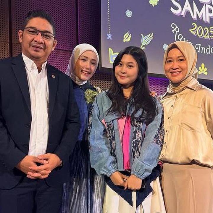 <p>Hari bahagia Nasha juga turut dihadiri oleh Ayah Pasha Ungu, serta ibunda sambungnya, Adelia Wilhelmina, untuk memberikan <em>support</em>&nbsp;secara langsung. Momen langka ini dibagikan langsung melalui unggahan di Instagram Okie Agustina dan Adelia. (Foto: Instagram @adeliapasha)</p>