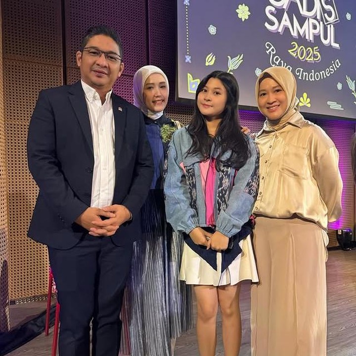 <p>Dalam unggahan tersebut, Okie membagikan kisah perjalanan sang putri hingga akhirnya berani mengikuti ajang Gadis Sampul. "Dari dulu paling susah kalo diajak syuting, padahal banyak banget PH yang ngajakin, paling enggak tertarik buat di entertain, padahal kesempatan dia terbuka lebar, dan selalu enggak pede. Tiba-tiba dia bilang.. "mah, aku mau daftar gadis sampul, nanti temenin foto yaa" aaah seneng banget mamanya..Dia ikutin setiap tahap demi tahap.. sampai akhirnya masuk jadi Finalis Gadis Sampul 2025.. Dan, hari ini kita antar <em>@nasha.anayaa</em> buat karantina Gadsam 2025.. <em>happy</em> banget ada yang nerusin mamanya walau beda majalah," tulis Okie dikutip dari Instagram<em> @okieagustina_</em>. (Foto: Instagram @okieagustina_)</p>