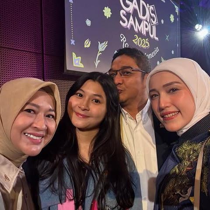 <p>Tak hanya Okie, Bunda sambung Nasha, Adelia Wilhelmina, juga terlihat memberikan dukungan penuh untuknya. Lewat unggahannya di Instagram, Adelia menyampaikan doa dan semangat untuk Nasha. "Semangat karantina <em>@gadismagz</em> yaa <em>@nasha.anayaa.</em> Insyaallah jadi anak gadis cantik rupanya,cantik hatinya,berprestasi. Sayang kamu. Jangan lupa teman-teman ikutan <em>vote</em> nanti ya disetiap postingan Nasha. Doa dari daddy <em>@pashaungu_vm</em> bunda <em>@okieagustina_ n mommy</em>&nbsp;Adel," ungkap Adelia lewat akun Instagram <em>@adeliapasha</em>. (Foto: Instagram @adeliapasha)</p>