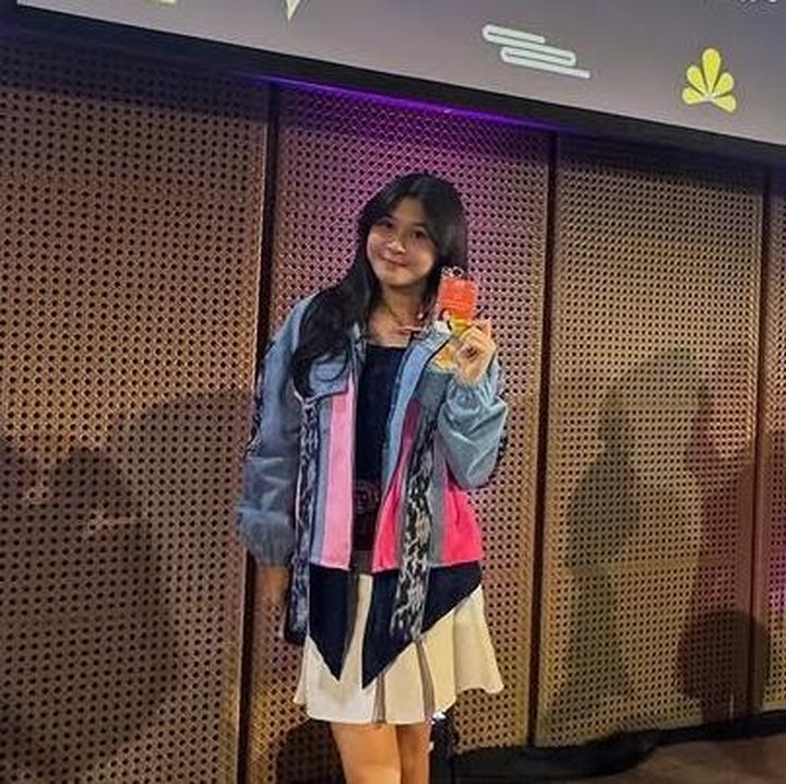 <p>Putri Pasha Ungu ini lahir bertepatan dengan Hari Valentine, yakni pada 14 Februari 2009. Kini di usia 16 tahun, Nasha tampil percaya diri menunjukkan bakatnya sebagai finalis di ajang Gadis Sampul, Bunda. (Foto: Instagram @adeliapasha)</p>