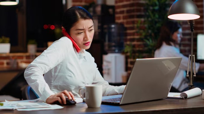 Sifat pekerja keras membuat Capricorn sering dijuluki workaholic. Mereka merasa produktif saat bekerja dan mencapai target./ Foto: freepik.com/DCStudio