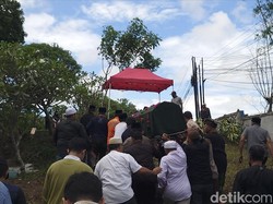 Isak Tangis Iringi Pemakaman Bocah Korban Dibunuh di Rumah Mewah Cilegon