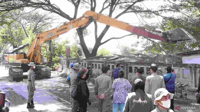 Pemkab Bekasi membongkar sarang prostitusi berkedok warung remang-remang yang telah beroperasi puluhan tahun di sepanjang bantaran Kalimalang wilayah Cikarang.