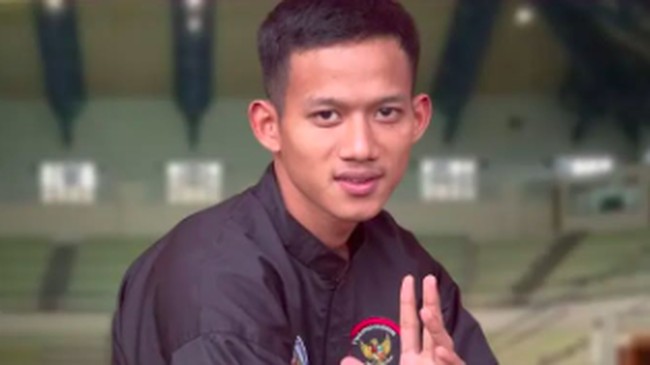 Atlet pencak silat Indonesia, Tito Hendra, raih medali emas SEA Games 2025 setelah kalahkan wakil Malaysia. Indonesia total 68 medali emas hingga kini.