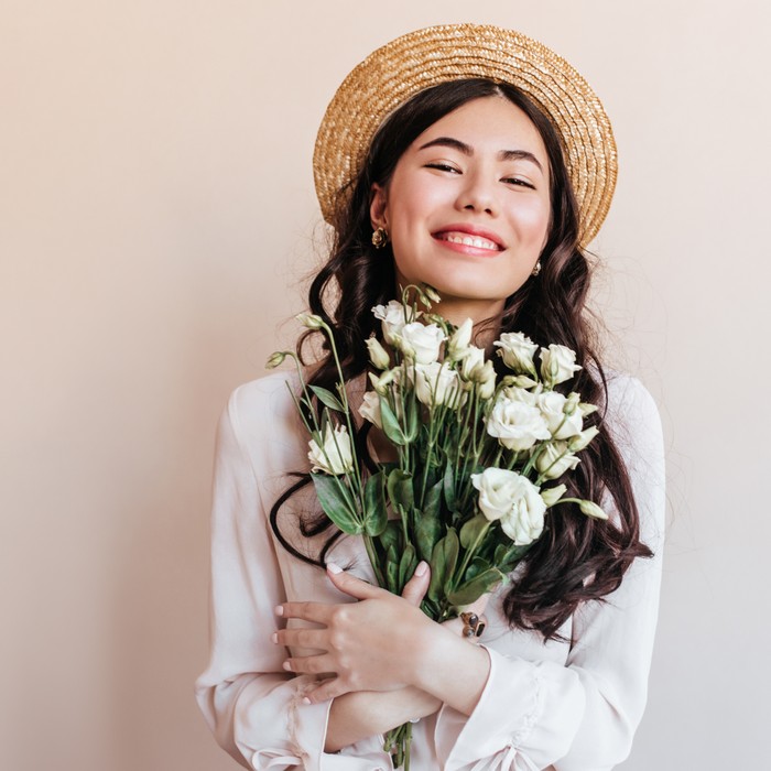 Orang yang suka mendengarkan musik mellow dikenal penyayang. Mereka bisa lebih mudah memahami perasaan orang lain dan menunjukkan kasih sayangnya kepada pasangan.