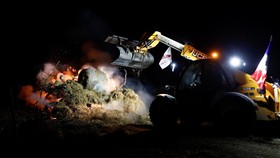 FOTO: Peternak Prancis Blokade Jalan Imbas Pemusnahan Sapi Sakit