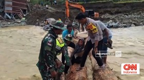 VIDEO: Buka Akses Dengan Bangun Jembatan Dari Kayu Gelondongan