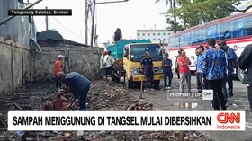 VIDEO: Sampah Menggunung di Tangsel Mulai Dibersihkan