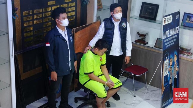Polda Jabar menetapkan YouTuber Resbob sebagai tersangka ujaran kebencian. Resbob terancam hukuman penjara hingga 10 tahun.