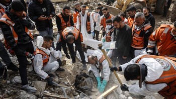 FOTO: Ribuan Warga Gaza Diyakini Masih Terjebak di Reruntuhan Bangunan