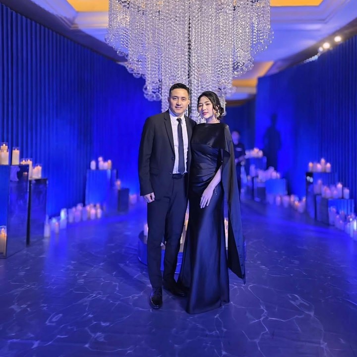 <p>Kebahagiaan tengah menyelimuti Cica Anjani yang telah resmi menyandang gelar sarjana. Momen wisudanya pun terasa semakin spesial karena didampingi langsung oleh sang suami, Ricky Soebagja. (Foto: Instagram @rickysoebagja)</p>