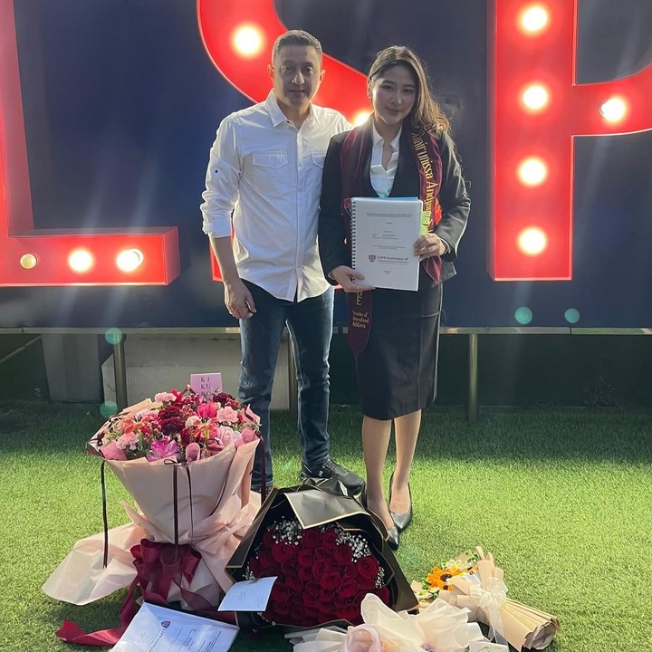 <p>Tak hanya saat wisuda, Ricky juga setia menemani Cica ketika menjalani sidang akhir. Dalam salah satu unggahan di Instagram, sang suami yang terpaut usia 26 tahun itu memberikan kenutan berupa buket bunga sebagai bentuk dukungan.&nbsp;(Foto: Instagram @rickysoebagja)</p>