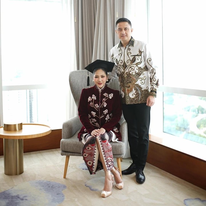 <p>Kabar bahagia tersebut diketahui melalui sejumlah foto yang dibagikan keduanya di akun Instagram pribadi. Dalam salah satu unggahan, Ricky menuliskan, &ldquo;Alhamdulillah sehat dan sukses selalu istrikuu,&rdquo; tulis Ricky, dikutip dari laman Instagram @<em>rickysoebagja</em>, Rabu (17/12/2025).&nbsp;(Foto: Instagram @rickysoebagja)</p>