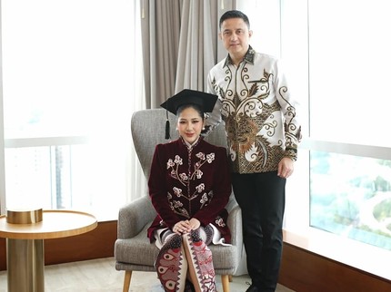 Momen Wisuda Cica Anjani, Didampingi Sang Suami Ricky Soebagja yang Terpaut Usia 26 Tahun