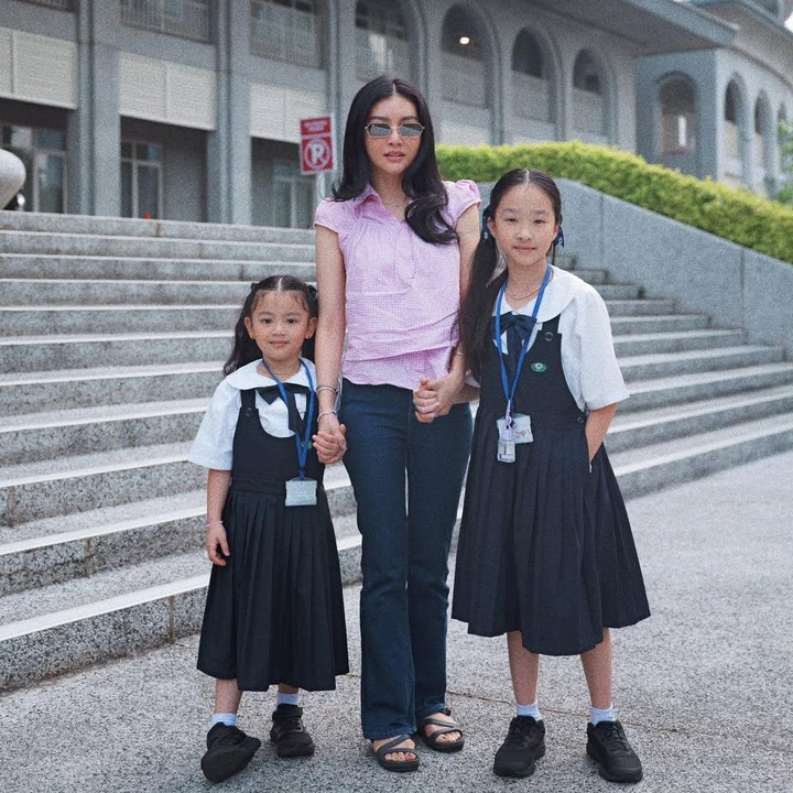 <p>Bunda seleb Sarwendah dikenal dekat dengan ketiga anaknya, yakni Betrand Putra Onsu, Thalia Putri Onsu, dan Thania Putri Onsu. Dalam kesehariannya, Sarwendah selalu menyempatkan diri mengantar kedua putrinya ke sekolah. (Foto: Instagram @sarwendah29)</p>