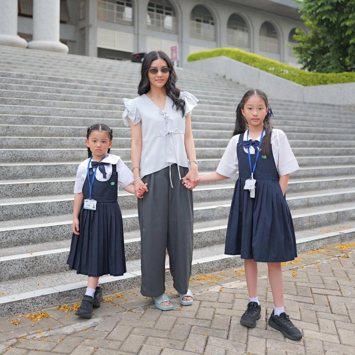 <p>Gaya OOTD lain yang juga <em>stylish</em> adalah saat Sarwendah mengenakan baju semi <em>blouse</em> berwarna biru muda. Perempuan bernama lengkap Sarwendah Tan ini padu padan baju tersebut dengan celana bahan santai berwarna abu-abu tua dan sepatu <em>low heels</em> biru. (Foto: Instagram @sarwendah29)</p>