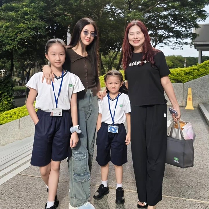 <p>Sarwendah sering mengunggah potret saat mengantar Thalia dan Thania ke sekolah. Penampilan perempuan 36 tahun ini kerap mencuri perhatian saat mengantar kedua anaknya karena dianggap kece dan <em>stylish</em>. (Foto: Instagram @sarwendah29)</p>