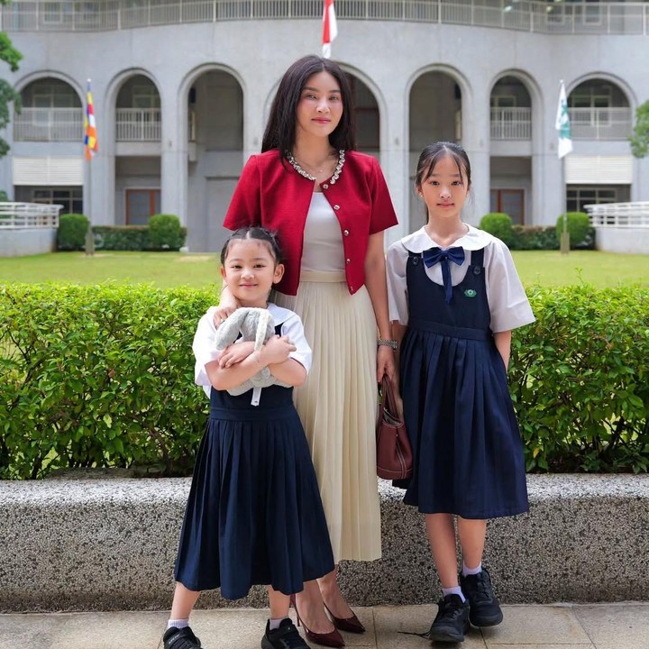 <p>Baru-baru ini, Sarwendah kembali memamerkan gaya berpakaiannya yang <em>fashionable</em> saat mengambil rapor kedua putrinya. Sarwendah mengenakan rok rampel <em>ivory</em> dengan kaus putih yang ditutupi <em>crop outer</em> merah. Penampilan Sarwendah ini banyak menuai komentar pujian dari netizen. "Suka sama outfitnya mamio," tulis akun @ci***. "Mamio selalu tampil on point," ujar @ab***. (Foto: Instagram @sarwendah29)</p>