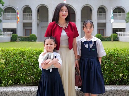 5 Potret Gaya OOTD Sarwendah saat Antar Anak Sekolah, Selalu Tampil Kece