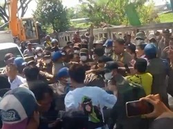 Video: Warga Halangi Satpol PP Bongkar Sarang Prostitusi di Bekasi