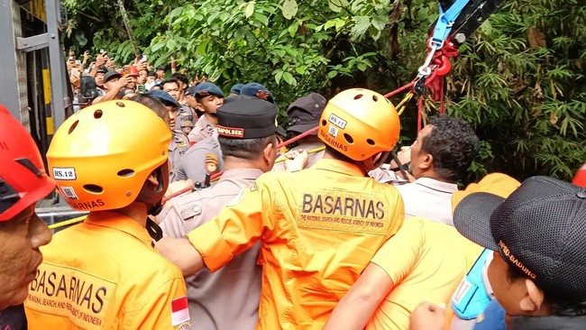 Tim SAR Bali evakuasi remaja 13 tahun dari Tukad Ngongkong. Korban diduga percobaan bunuh diri akibat perundungan di sekolah. Kondisi stabil setelah penanganan.