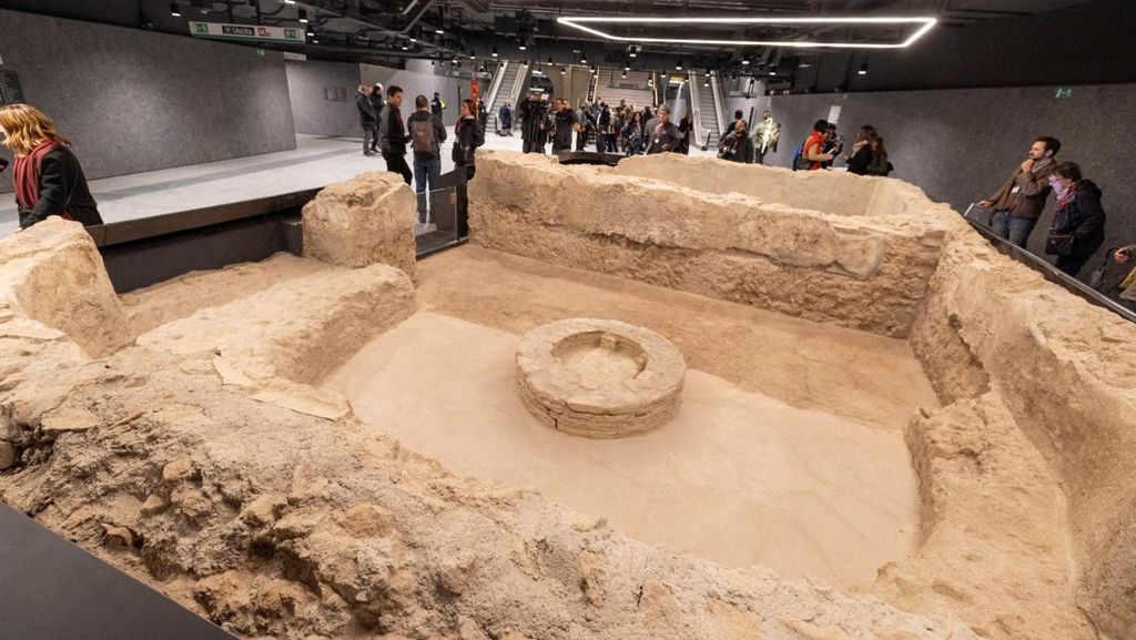 FOTO: Stasiun Metro Colosseum Roma Dihiasi Harta Karun Kuno