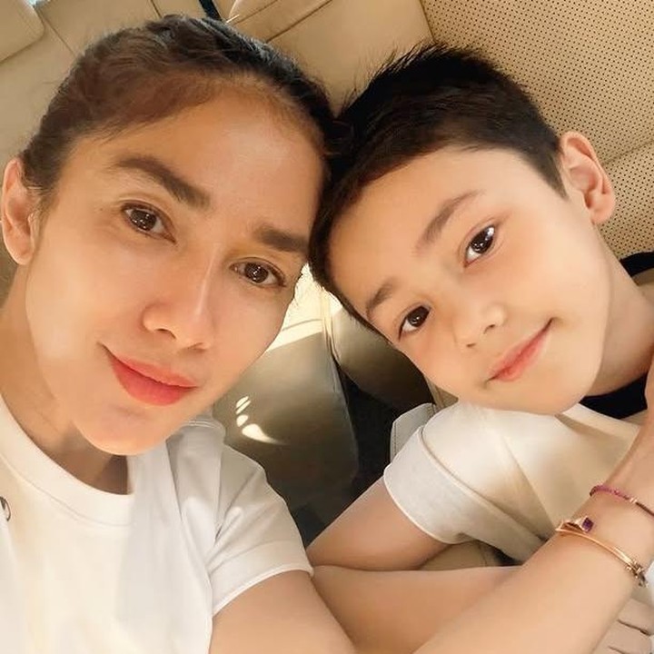 <p>Si bungsu yang akrab disapa Saka kini sudah menginjak usia lima tahun, Bunda. Sejak lahir, ketampanan dan gaya Saka pun sudah berhasil mencuri perhatian banyak orang. (Foto: Instagram @ussypratama)</p>