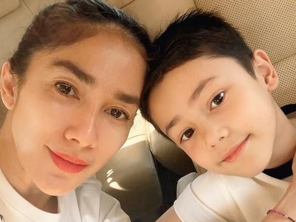 5 Potret Tampan Saka Anak Ussy Sulistyawati & Andhika Pratama, Semakin Mirip Sang Ayah