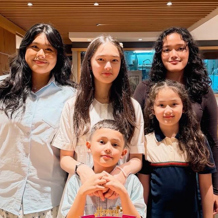 <p>Selama tiga belas tahun membangun rumah tangga, kebahagiaan Ussy Sulistyawati dan Andhika Pratama kini semakin lengkap sejak kehadiran anak-anak mereka, Bunda. Salah satu yang turut mencuri perhatian netizen adalah si bungsu, Sakalingga Ibra Pratama. (Foto: Instagram @ussypratama)</p>