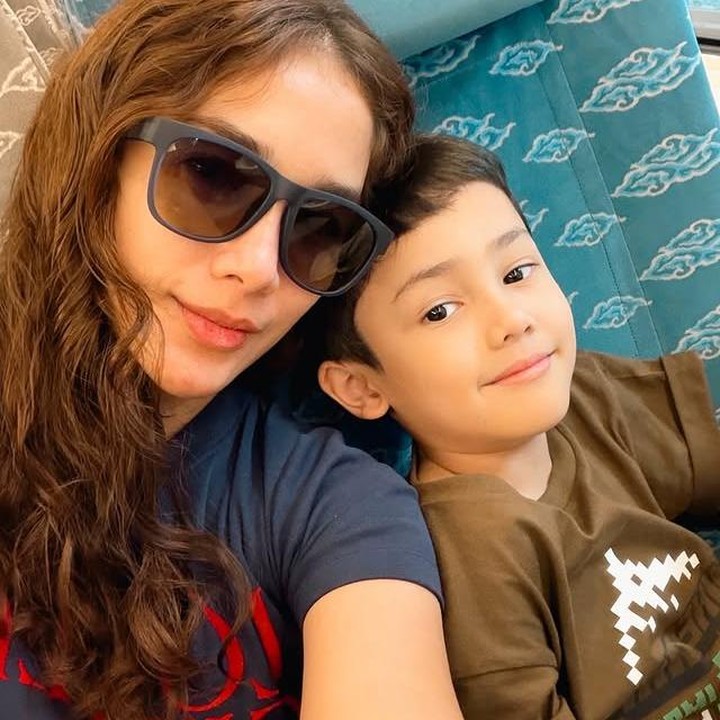 <p>Ussy sendiri kerap membagikan momen kebersamaannya dengan sang putra. Dalam salah satu unggahannya, Ussy bercerita bahwa Saka masih bisa menemani dirinya ke mana pun, berbeda dengan kakak-kakaknya yang kini sudah beranjak remaja. "Semua anak ada masanya..pernah kemana-mana hanya sama kakak Amel gendong sana sini ditengah <em>shooting</em> sinetron kejar tayang... lalu masanya kakak Ara dan kakak Amel, bertigaan nemenin mama kerja. Ada Saka yang masih bisa nemenin mama kemanapun. Eh tahun depan Saka udah masuk SD. Mamanya geret siapa dooong," tulis Ussy melalui Instagramnya. (Foto: Instagram @ussypratama)</p>