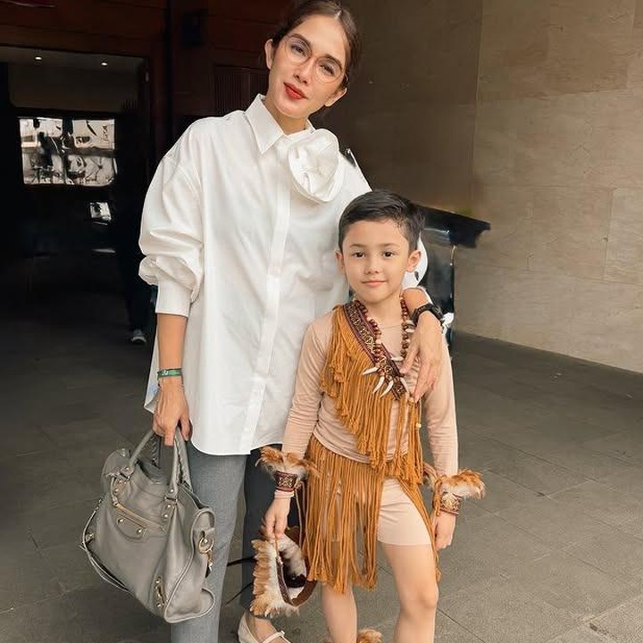 <p>Saka merupakan satu-satunya anak laki-laki dalam keluarga Ussy dan Andhika, Bunda. Semakin bertumbuh besar, ketampanan Saka disebut mewarisi wajah dari sang Ayah, Andhika Pratama. Bahkan, ada juga yang mengatakan bahwa parasnya mirip oppa Korea, lho. (Foto: Instagram @ussypratama)</p>