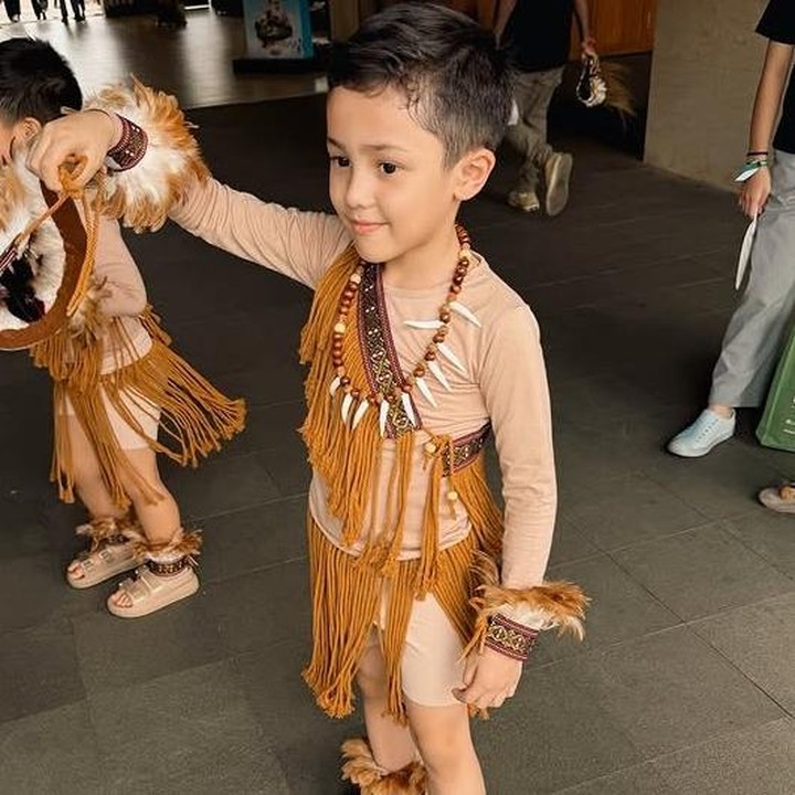 <p>Salah satunya datang dari akun Instagram <em>@she****</em> yang mengatakan, "Ini mah plek ketipleknya kak Andhika,". "Ganteng banget oppa Korea ini," tulis<em> @ros****.</em> "Mirip papanya Andhika, keren, cakep," tambah <em>@her****.</em> (Foto: Instagram @ussypratama)</p>