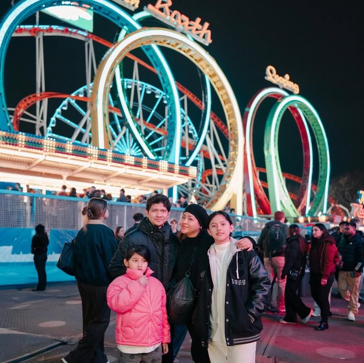<p>Pasangan Audy Item dan Iko Uwais juga sedang berada di London, Inggris, bersama kedua anaknya. Keluarga ini menikmati liburan akhir tahun dengan bermain di Hyde Park, salah satu taman bermain populer di negara tersebut. &ldquo;Musim dingin, Wonderland,&rdquo; tulis Audy, dikutip dari laman Instagram <em>@audyitem.&nbsp;</em>(Foto: Instagram @audyitem)</p>