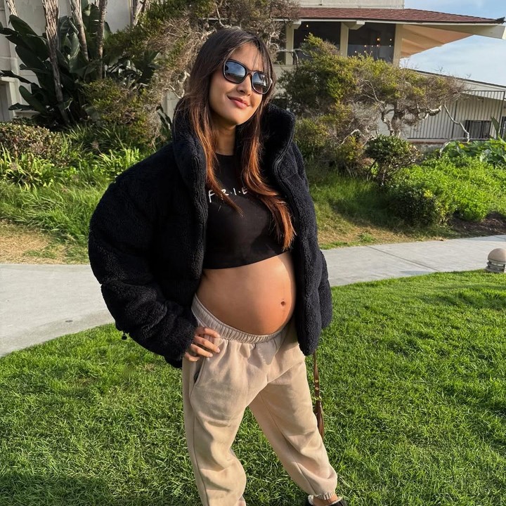 <p>Artis Aurelie Moeremans sebentar lagi akan melahirkan anak pertamanya, Bunda. Saat ini, usia kehamilan Aurelie sudah memasuki trimester ketiga. (Foto: Instagram @aurelie/ @drtylerbigenho)</p>