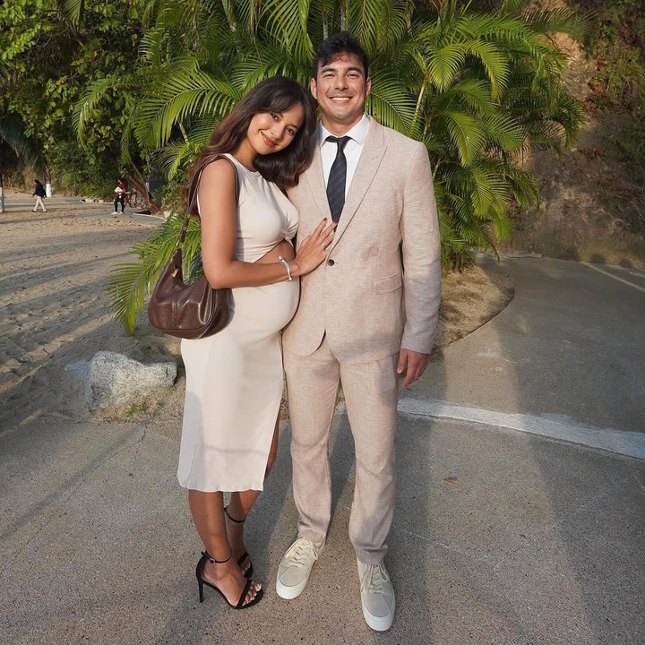 <p>Dalam potret yang dibagikan di Instagram, Aurelie terlihat cantik mengenakan <em>maternity</em>&nbsp;<em>fit dress</em> putih yang menonjolkan <em>baby bump</em> kehamilannya. Di potret ini, Aurelie berpose bersama sang suami Tyler Bigenho. Keduanya mengabadikan momen saat menghadiri acara pernikahan kerabat di Mexico. (Foto: Instagram @aurelie/ @drtylerbigenho)</p>