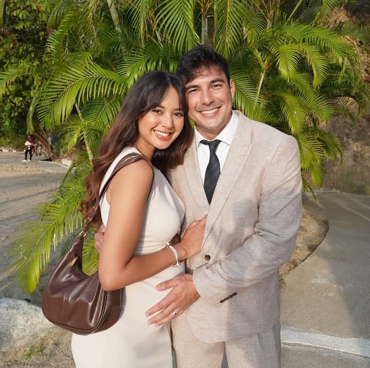 <p>Penampilan fisik Aurelie yang makin <em>stunning</em> di trimester ketiga ini mendapatkan pujian manis dari sang suami. Tyler mengapresiasi kecantikan istrinya itu saat menghadiri pesta pernikahan. "Aku bersenang-senang di Puerto Vallarta merayakan pernikahan salah satu sahabatku dengan ratunya :) dan bisakah kita mengapresiasi betapa cantiknya Aurelie?" tulis Tyler. (Foto: Instagram @aurelie/ @drtylerbigenho)</p>