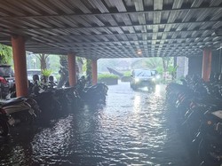 Hujan Siang ini, Air Mengalir Deras di Jalanan Ubud