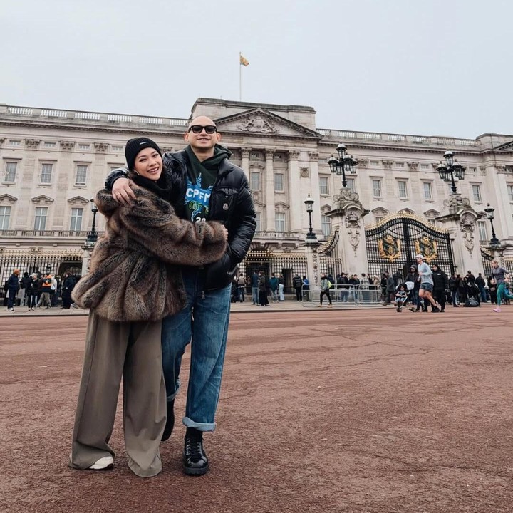 <p>Penyanyi Bunga Citra Lestari (BCL) dan sang suami, Tiko Aryawardhana, juga diketahui sedang berada di Inggris. Setelah mengantar sang putra Noah ikut <em>winter camp </em>di Oxford University, BCL dan Tiko menyempatkan waktu untuk menikmati keindahan London. Bahkan, keduanya juga mengabadikan foto saat mengunjungi Buckingham Palace.&nbsp;(Foto: Instagram @itsmebcl)</p>