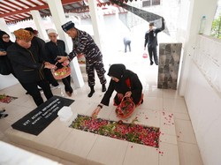 Saat Bupati Ipuk Ziarah ke Pusara Bupati Pertama Banyuwangi