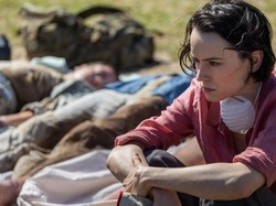 Bintang Star Wars Daisy Ridley Lawan Zombie di We Bury The Dead