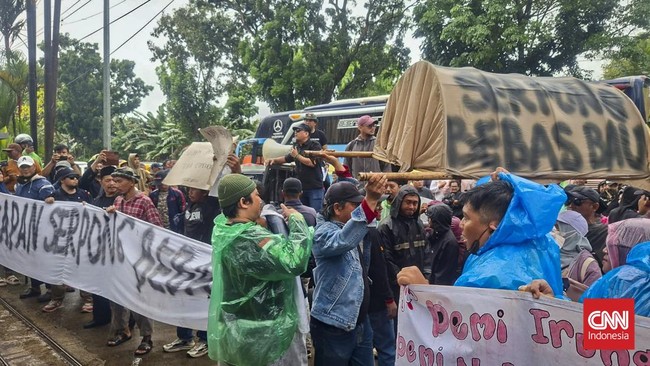 Warga Serpong unjuk rasa di DPRD Tangsel terkait isu sampah yang tidak pernah dikelola dengan baik.