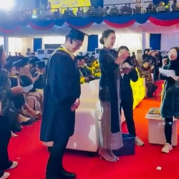 <p>Unggahan Dude ini turut dikomentari Alyssa. Perempuan 33 tahun ini berharap ilmu yang didapatkan Dude bisa menjadi berkah&nbsp;serta bermanfaat bagi diri sendiri dan orang di sekitar. "<em>Barakallahu fii ilmi</em>, sayang," tulis Alyssa. (Foto: Instagram @dude2harlino)</p>