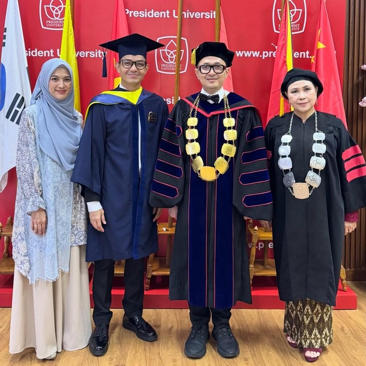 <p>Tak hanya itu, Dude juga menuliskan ucapan terima kasih untuk sang istri dan beberapa orang penting yang sudah membantunya menyelesaikan kuliah. "Dan tentunya @ichasoebandono, mba @wai_juwai, mas @teguhwibwo serta semua pihak yang sudah membantu dan memberi perhatian dan <em>supportnya</em>," ungkap ayah tiga anak ini. (Foto: Instagram @dude2harlino)</p>